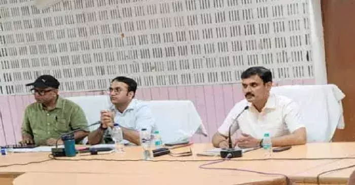 Ballia: जिलाधिकारी मंगला प्रसाद सिंह सड़क सुरक्षा को लेकर सख्त Ballia: जिलाधिकारी मंगला प्रसाद सिंह सड़क सुरक्षा को लेकर सख्त