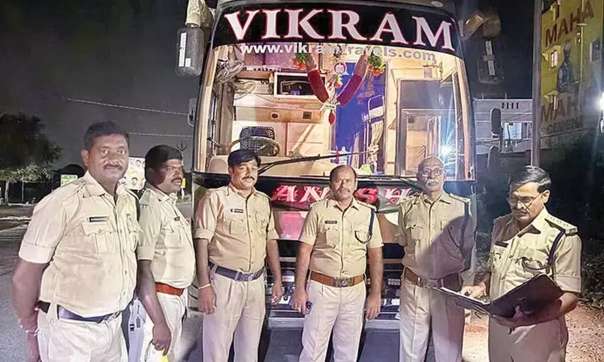 Andhra: आरटीए ने तिरुपति से बसें चलाने वाले प्राइवेट ट्रैवल्स पर कार्रवाई की Andhra: आरटीए ने तिरुपति से बसें चलाने वाले प्राइवेट ट्रैवल्स पर कार्रवाई की