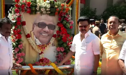 करुणानिधि की जयंती: मुख्यमंत्री एम.के.स्टालिन ने दी श्रद्धांजलि करुणानिधि की जयंती: मुख्यमंत्री एम.के.स्टालिन ने दी श्रद्धांजलि