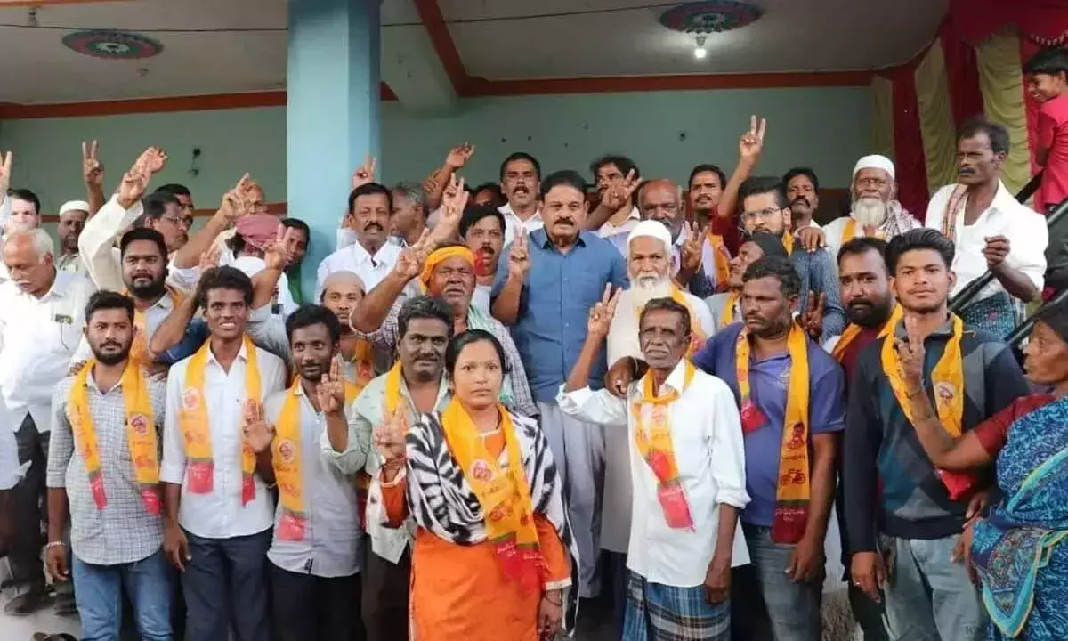 Andhra: वाईसीपी के 25 परिवार टीडीपी में शामिल Andhra: वाईसीपी के 25 परिवार टीडीपी में शामिल