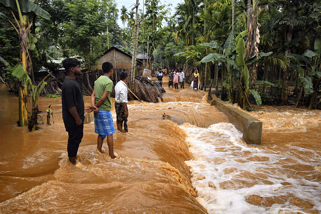 Assam : नागांव जिले में बाढ़ की स्थिति बदतर