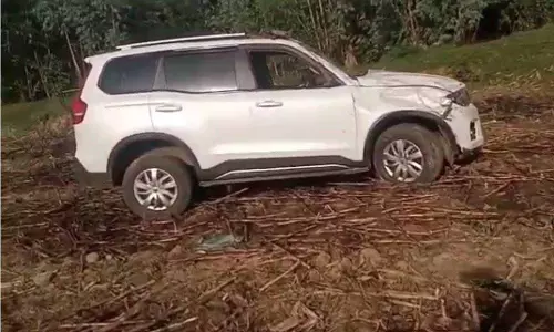 MLA नीलकंठ टेकाम ने मृतक ड्राइवर के परिजन को आर्थिक मदद देने की घोषणा की MLA नीलकंठ टेकाम ने मृतक ड्राइवर के परिजन को आर्थिक मदद देने की घोषणा की