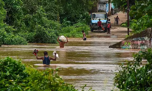 मणिपुर में बाढ़: 56,000 लोग प्रभावित; 10,477 घर क्षतिग्रस्त मणिपुर में बाढ़: 56,000 लोग प्रभावित; 10,477 घर क्षतिग्रस्त