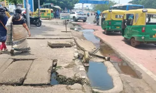 भुवनेश्वर के AG स्क्वायर-राजमहल चौक मार्ग पर बदबूदार नाले का पानी,लोग कार्रवाई की मांग कर रहे