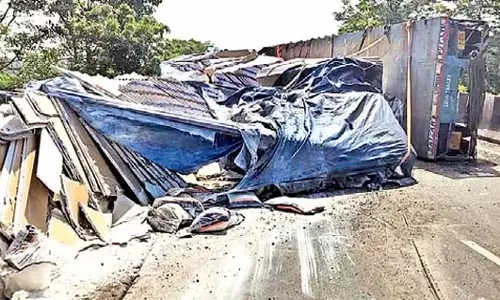 Odisha : घाटी में एक भारी माल वाहन पलट गया Odisha : घाटी में एक भारी माल वाहन पलट गया