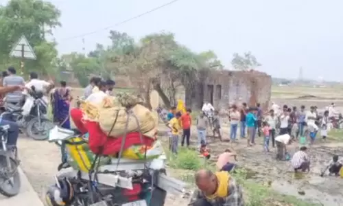 Amethi: तेल से भरा टैंकर खेत में पलटा, ग्रामीणों में लूट की भगदड़