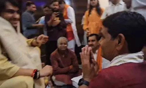 धीरेन्द्र शास्त्री ने मंत्री टंकराम वर्मा की तारीफ की, भजन सुना