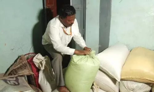 राशन ब्लैकमेल: गरीबों का चावल अमीरों के लिए डोसा-पड्डी राशन ब्लैकमेल: गरीबों का चावल अमीरों के लिए डोसा-पड्डी