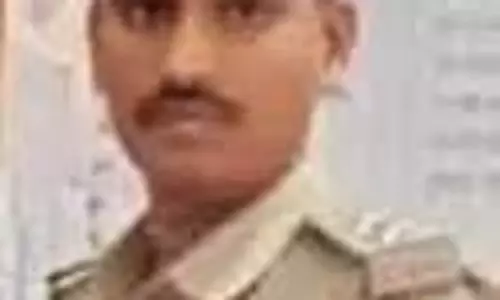 ऑनलाइन सट्टेबाजी के लिए मोबाइल का इस्तेमाल करने वाले आरोपी को पुलिस उपनिरीक्षक ने निलंबित कर दिया