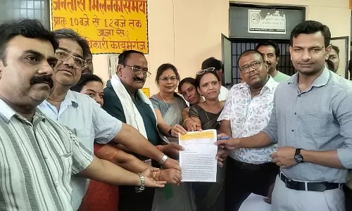 Kaimganj: व्यापारियों ने समस्याओं से संबंधित 14 सूत्रीय ज्ञापन तहसीलदार को सौंपा