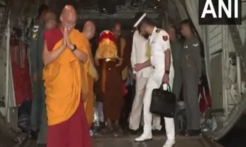 भगवान बुद्ध के पवित्र अवशेष वियतनाम में एक महीने तक चले प्रदर्शनी दौरे के बाद India लौटे भगवान बुद्ध के पवित्र अवशेष वियतनाम में एक महीने तक चले प्रदर्शनी दौरे के बाद India लौटे