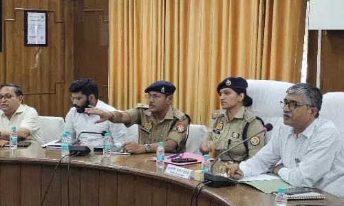 Farrukhabad: गंगा दशहरा पर दोनों तरफ लगायी जायें दो-दो एंबुलेंसें व की जाये सभी व्यवस्थायें: जिलाधिकारी