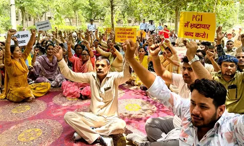 Rohtak स्वास्थ्य विश्वविद्यालय में आउटसोर्स कर्मचारियों ने अनिश्चितकालीन हड़ताल शुरू Rohtak स्वास्थ्य विश्वविद्यालय में आउटसोर्स कर्मचारियों ने अनिश्चितकालीन हड़ताल शुरू