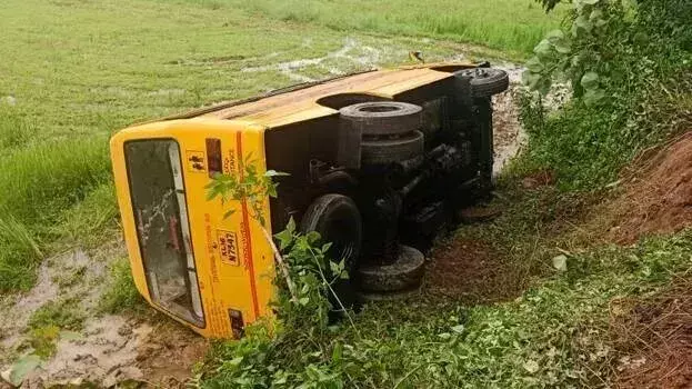 Kerala: तिरुवनंतपुरम में 25 बच्चों को ले जा रही स्कूल बस पलटी; छात्र घायल