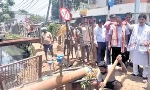 मंत्री कृष्ण चंद्र महापात्रा ने Cuttack में नाला सफाई कार्य की समीक्षा की मंत्री कृष्ण चंद्र महापात्रा ने Cuttack में नाला सफाई कार्य की समीक्षा की