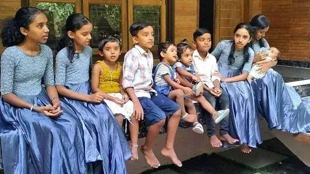 Kerala: कैरोस हाउस में नौ स्कूली भाई-बहनों की चहल-पहल Kerala: कैरोस हाउस में नौ स्कूली भाई-बहनों की चहल-पहल