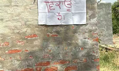 Punjab: निवासियों ने नशीली दवाओं के व्यापार के विरोध में पोस्टर लगाए Punjab: निवासियों ने नशीली दवाओं के व्यापार के विरोध में पोस्टर लगाए