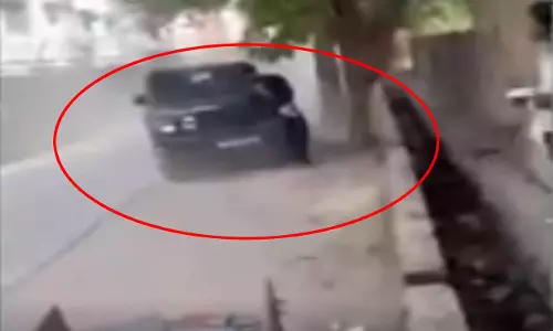 तेज रफ्तार थार ने लहूलुहान युवक को जोरदार टक्कर मारी, LIVE वीडियो
