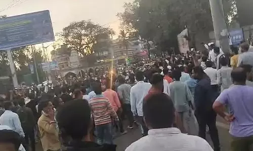 मस्जिद से कुरान चोरी कर जलाने का मामला: बेलगाम DC ऑफिस के सामने फिर हुआ विरोध प्रदर्शन मस्जिद से कुरान चोरी कर जलाने का मामला: बेलगाम DC ऑफिस के सामने फिर हुआ विरोध प्रदर्शन