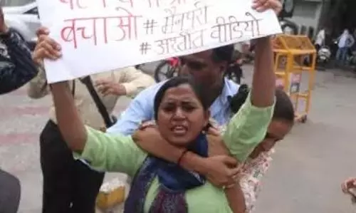 Lucknow: सपा की महिला विंग का सड़क पर हल्ला बोल, BJP पर साधा निशाना