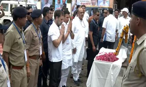 राहुल गांधी Bhopal पहुंचे, राज्य पार्टी कार्यालय में इंदिरा गांधी को पुष्पांजलि अर्पित की