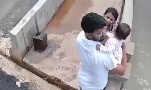 माता-पिता की बच्चे के साथ जोखिम भरी सेल्फी; स्मार्ट CCTV से संभावित हादसा टला माता-पिता की बच्चे के साथ जोखिम भरी सेल्फी; स्मार्ट CCTV से संभावित हादसा टला