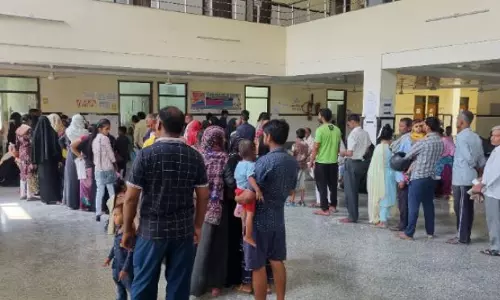 Bareilly: जिला अस्पताल की ओपीडी मे उमड़ी मरीजों की भीड़