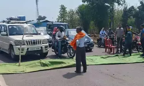 किसानों ने मुआवजा राशि पर जताया असंतुष्ट, चक्काजाम किया