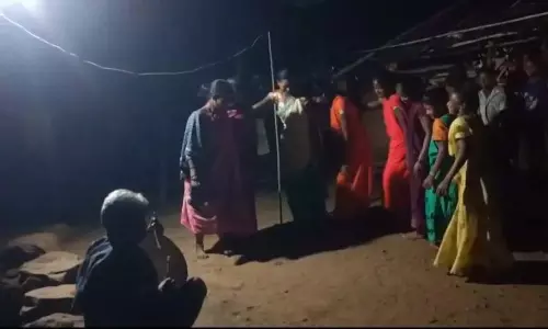 Andhra: जीलुगुलोवा जनजाति के लोग बिजली आने का जश्न मना रहे Andhra: जीलुगुलोवा जनजाति के लोग बिजली आने का जश्न मना रहे