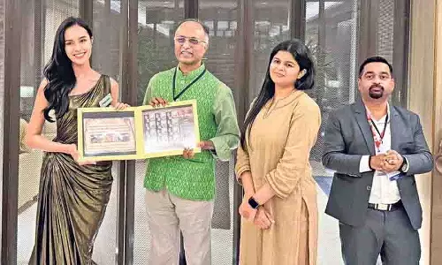 चारमीनार थीम पर आधारित My Stamp मिस वर्ल्ड 2025 ओपल सुचाता चुआंगश्री को प्रस्तुत किया