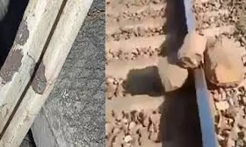 Bareilly: ट्रेन पलटाने की कोशिश विफल, रेलवे ट्रैक से हटाए गए पत्थर Bareilly: ट्रेन पलटाने की कोशिश विफल, रेलवे ट्रैक से हटाए गए पत्थर