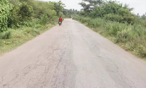 Karnataka : अमानिकेरे क्षेत्र में यातायात, सवारियों के लिए खतरा