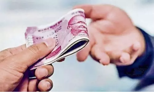 Jodhpur: जोधपुर डिस्कॉम हेल्पर पर रिश्वत का आरोप, 29 हजार के साथ धर दबोचा Jodhpur: जोधपुर डिस्कॉम हेल्पर पर रिश्वत का आरोप, 29 हजार के साथ धर दबोचा
