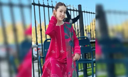 ऑनर किलिंग, रिश्तेदार ने की सोशल मीडिया इन्फ्लुएंसर की गोली मारकर हत्या ऑनर किलिंग, रिश्तेदार ने की सोशल मीडिया इन्फ्लुएंसर की गोली मारकर हत्या