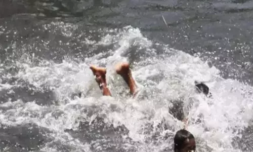 Agra : में यमुना नदी में चार लड़कियां डूबीं