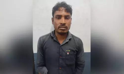 Kerala : तीन किलो गांजे के साथ एक और सरकारी कर्मचारी गिरफ्तार Kerala : तीन किलो गांजे के साथ एक और सरकारी कर्मचारी गिरफ्तार