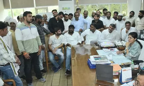 Meerut: बिजली संकट पर विधायक अतुल प्रधान ने ऊर्जा भवन पहुंचकर की मांग