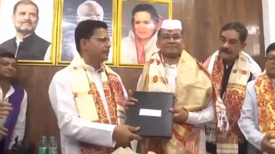 Assam : गौरव गोगोई के सम्मान समारोह में मंच पर भीड़ के कारण अफरा-तफरी मच गई Assam : गौरव गोगोई के सम्मान समारोह में मंच पर भीड़ के कारण अफरा-तफरी मच गई
