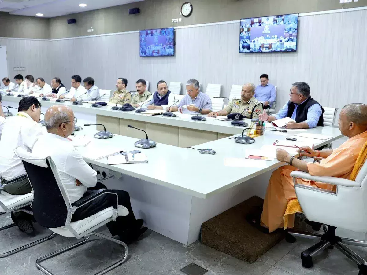 Lucknow: विवादों पर तहरीर का इंतजार नहीं, योगी ने पुलिस को सख्त निर्देश दिए Lucknow: विवादों पर तहरीर का इंतजार नहीं, योगी ने पुलिस को सख्त निर्देश दिए