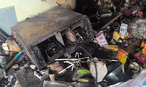 Taleigao में मोबाइल की दुकान में आग लगने से 15 लाख से अधिक का नुकसान होने का अनुमान Taleigao में मोबाइल की दुकान में आग लगने से 15 लाख से अधिक का नुकसान होने का अनुमान