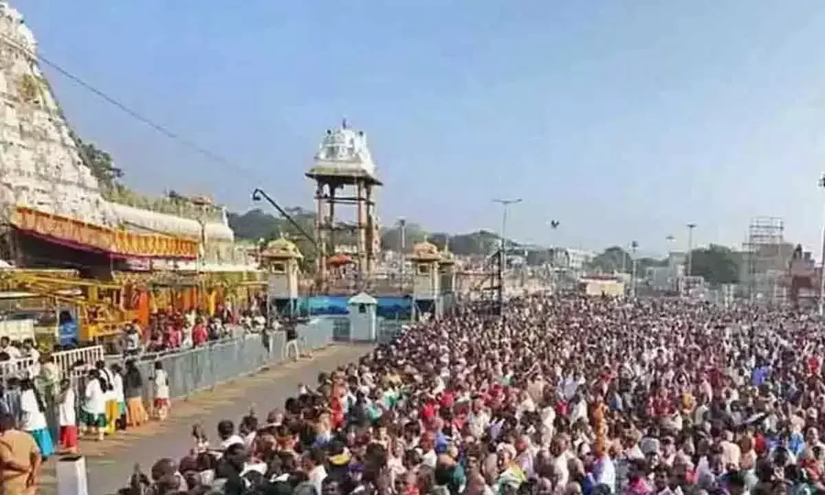 Andhra: तिरुमाला में श्रद्धालुओं की भीड़ बढ़ी, सर्व दर्शन में लगेंगे 15 घंटे