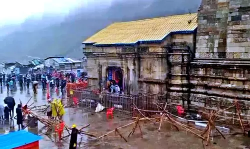 Kedarnath Dham में सीजन की पहली बर्फबारी, भक्तों में खुशी का माहौल