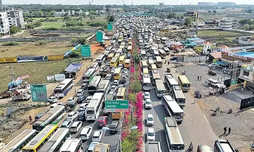 Andhra : काजा टोल प्लाजा वाहन चालकों के धैर्य की परीक्षा Andhra : काजा टोल प्लाजा वाहन चालकों के धैर्य की परीक्षा