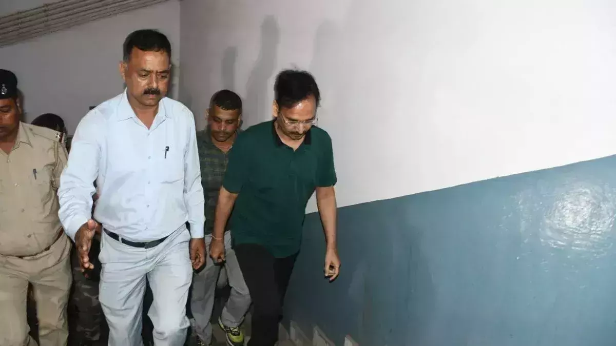 Ranchi : निलंबित IAS विनय चौबे, गजेंद्र सिंह समेत अन्य की ACB कोर्ट में पेशी Ranchi : निलंबित IAS विनय चौबे, गजेंद्र सिंह समेत अन्य की ACB कोर्ट में पेशी