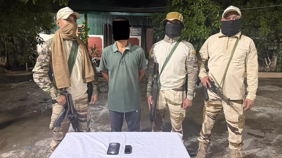 Manipur में तीन उग्रवादी गिरफ्तार, जारी कार्रवाई में विस्फोटक बरामद Manipur में तीन उग्रवादी गिरफ्तार, जारी कार्रवाई में विस्फोटक बरामद