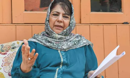 महबूबा ने LG सिन्हा से मुलाकात की, कश्मीरी पंडितों की सम्मानजनक वापसी का आह्वान किया महबूबा ने LG सिन्हा से मुलाकात की, कश्मीरी पंडितों की सम्मानजनक वापसी का आह्वान किया