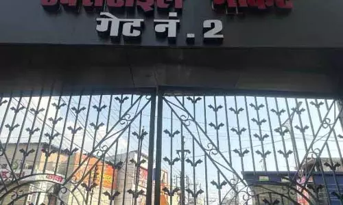 कपड़ा व्यापारियों ने रायपुर निगम की कार्रवाई का किया विरोध कपड़ा व्यापारियों ने रायपुर निगम की कार्रवाई का किया विरोध