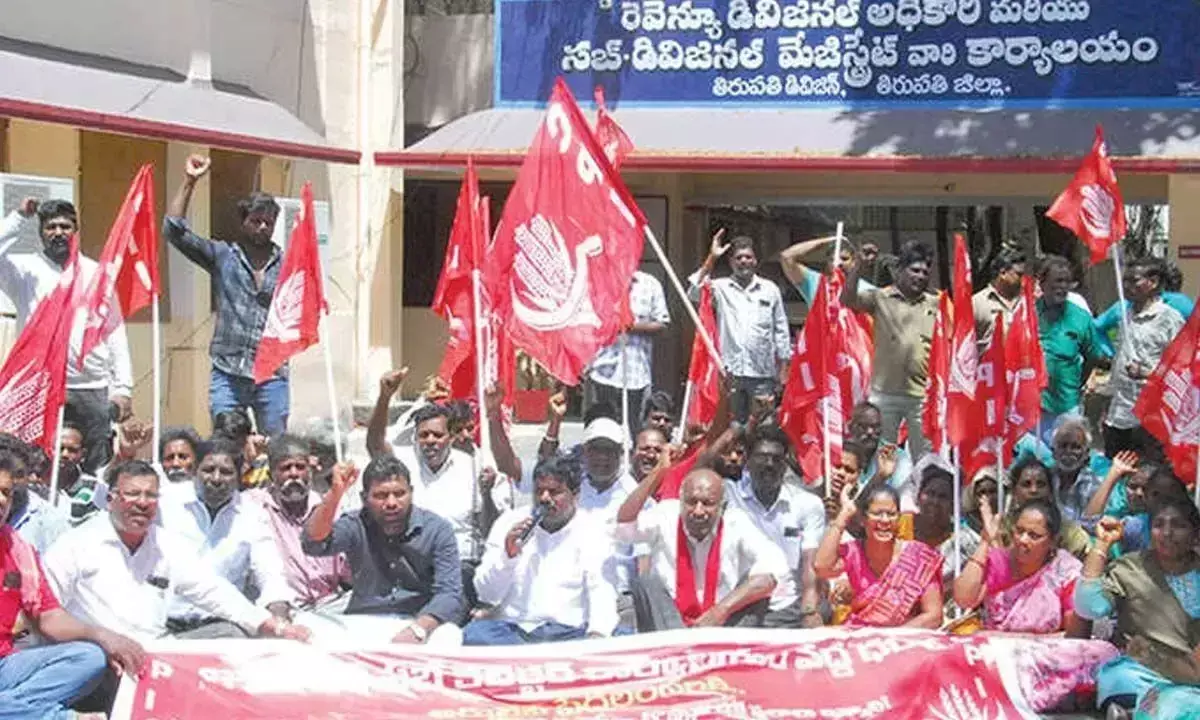 CPI ने गरीबों को मकान देने की मांग को लेकर धरना दिया