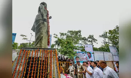 Bhopal : राहुल ने जूते पहनकर इंदिरा गांधी की प्रतिमा पर पुष्पांजलि अर्पित की
