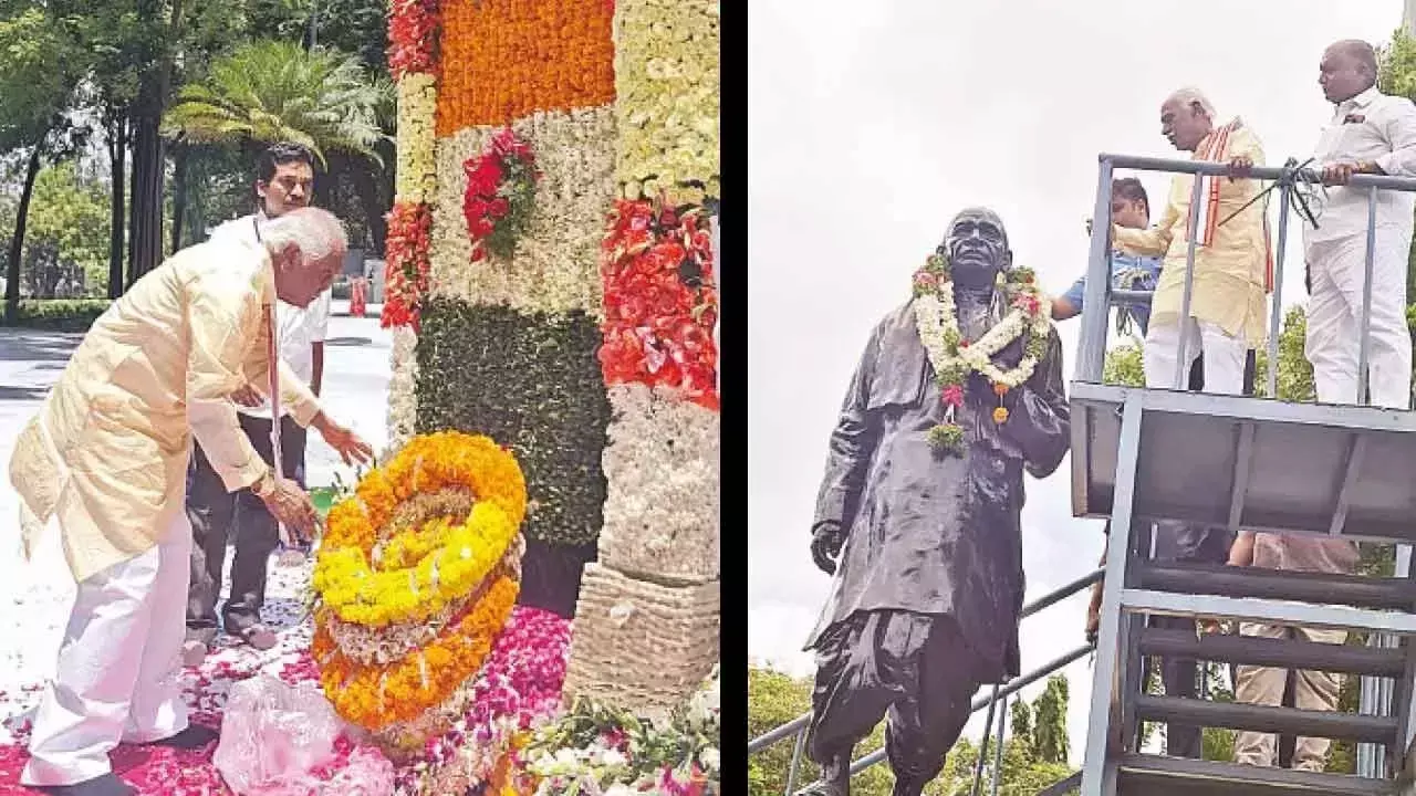 Telangana: दत्तात्रेय ने शहीद स्मारक और सरदार पटेल की प्रतिमा पर श्रद्धांजलि अर्पित की Telangana: दत्तात्रेय ने शहीद स्मारक और सरदार पटेल की प्रतिमा पर श्रद्धांजलि अर्पित की